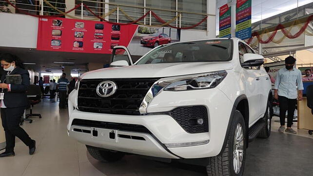 Toyota Fortuner avant gauche trois quarts