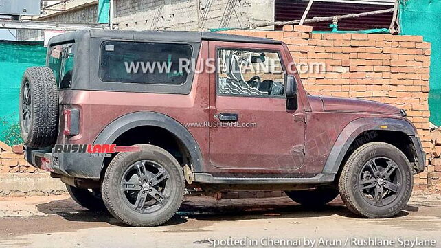 Vue latérale droite de Mahindra Thar