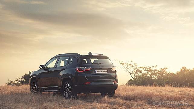 Jeep Compass 2021 arrière gauche trois quarts