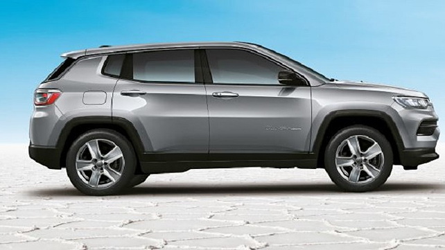 Vue du côté droit du Jeep Compass