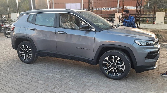 Jeep Compass avant droit trois quarts