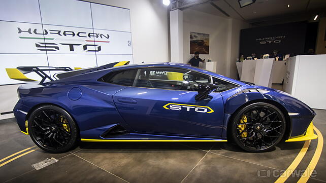 Lamborghini Huracan STO View from the right