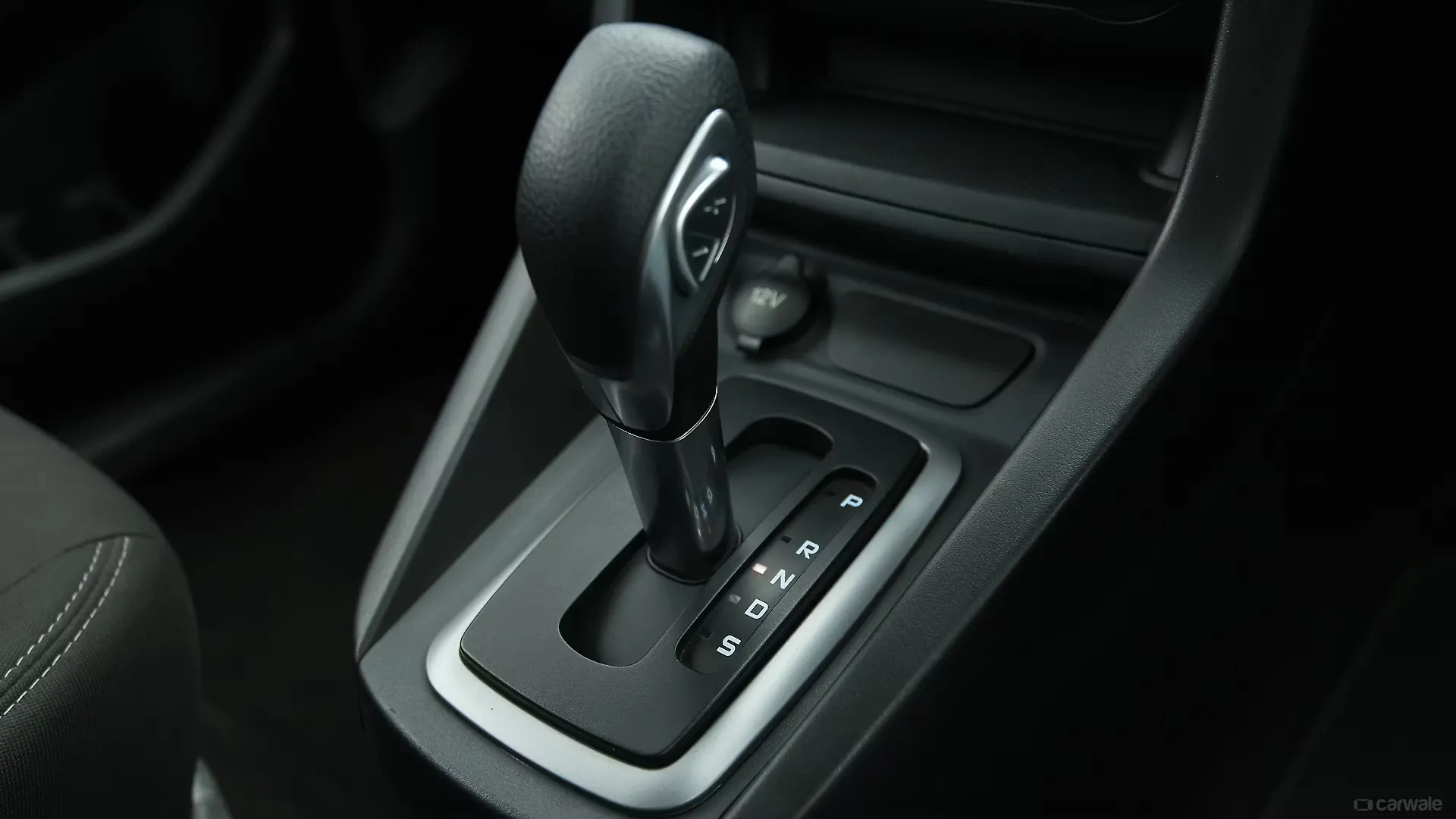 Figo [20152019] GearLever Image, Figo [20152019] Photos in India CarWale