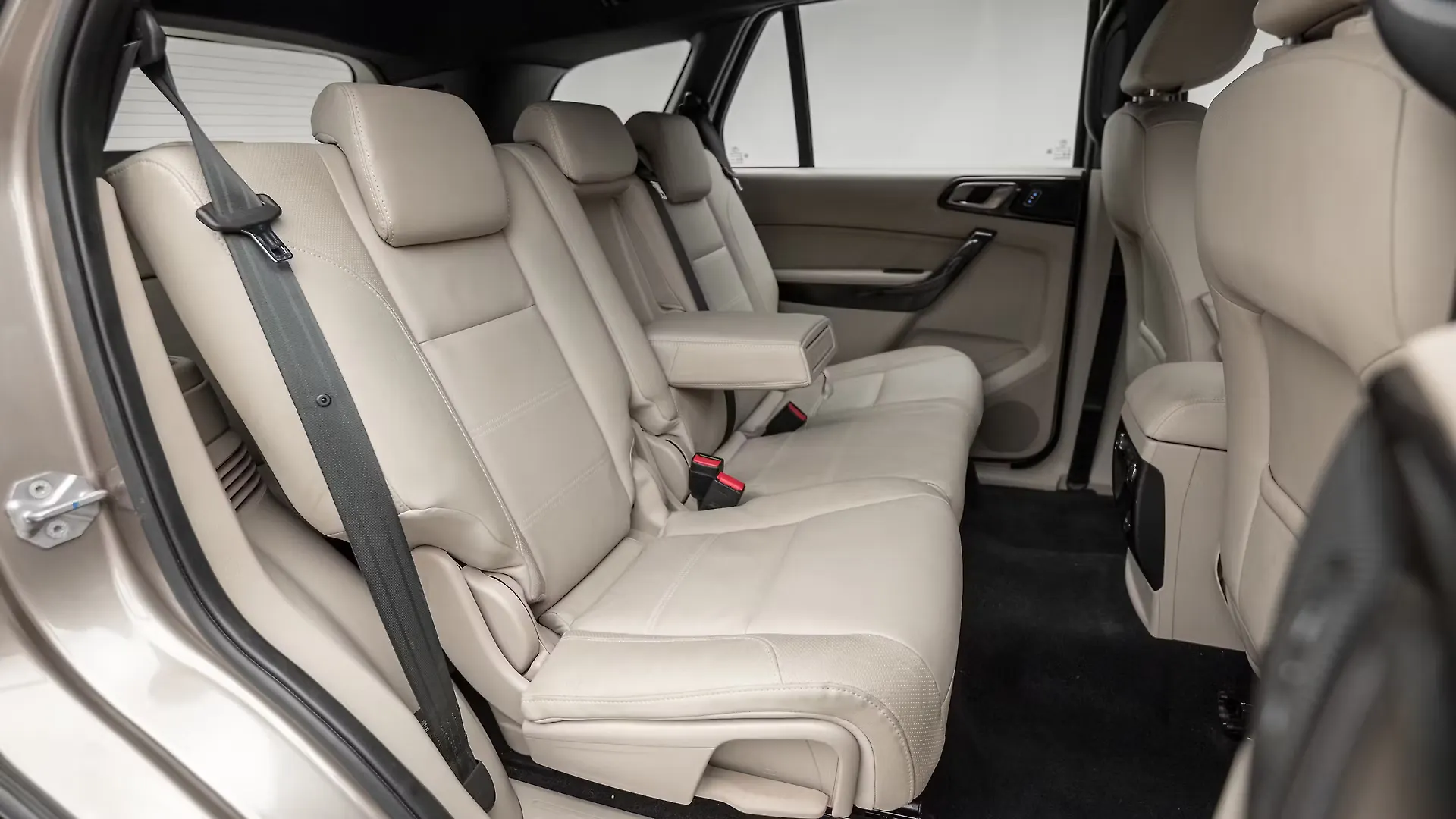 Ford Endeavour Photo, Rear Seat Space Image CarWale