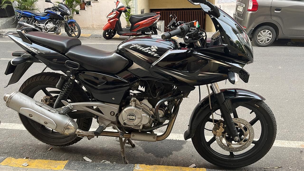 Pulsar 220 store black price