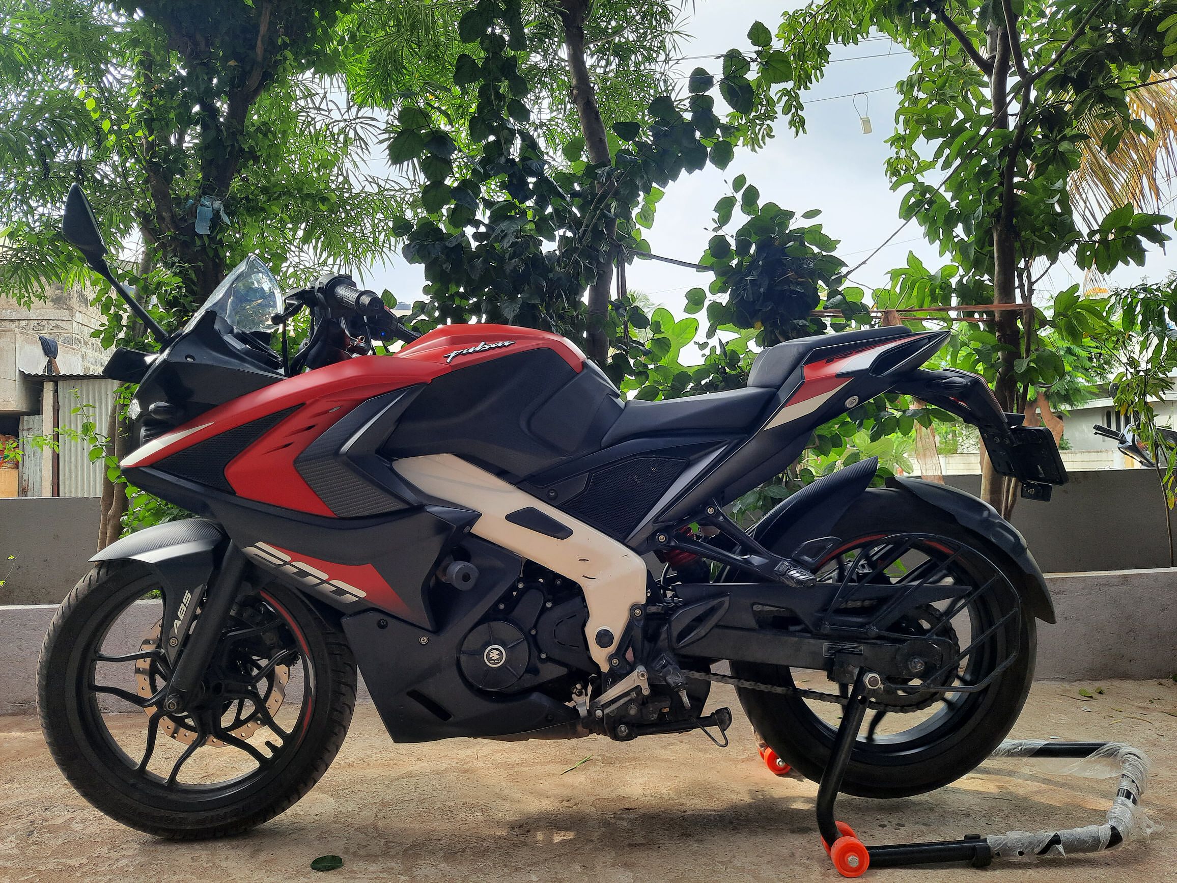 rs 200 bike on road price