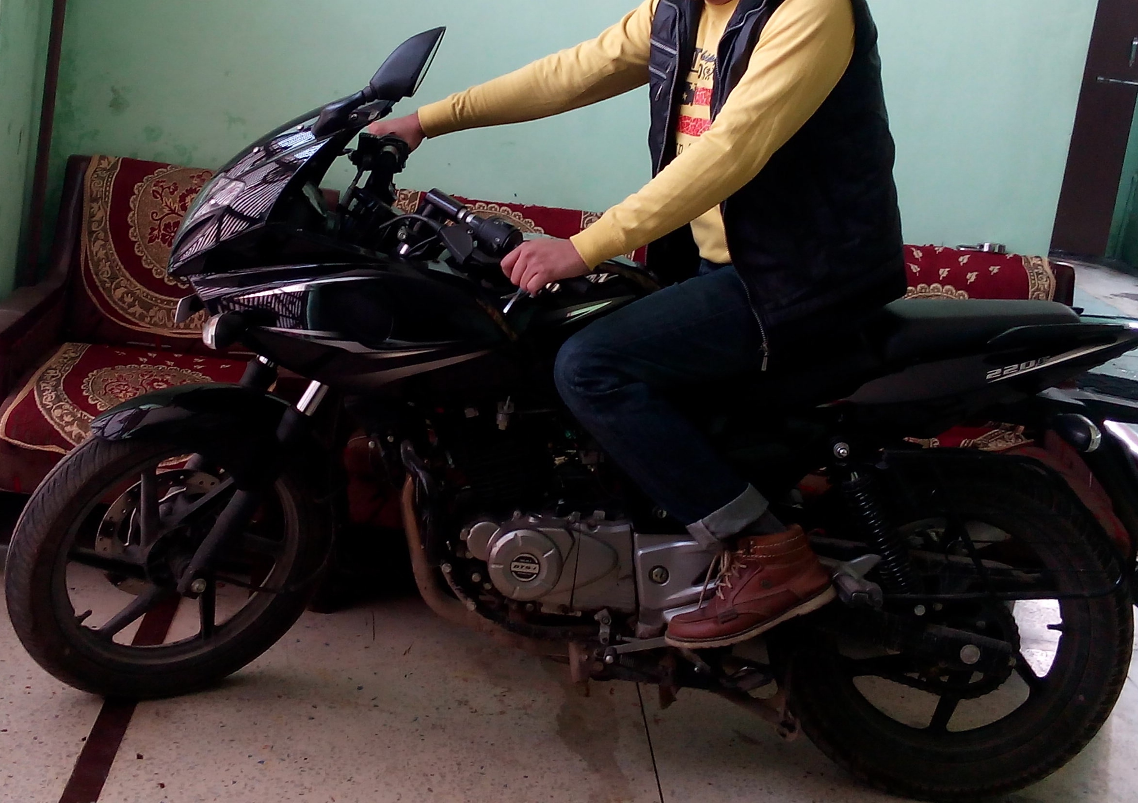 220 bajaj pulsar on road price hot sale