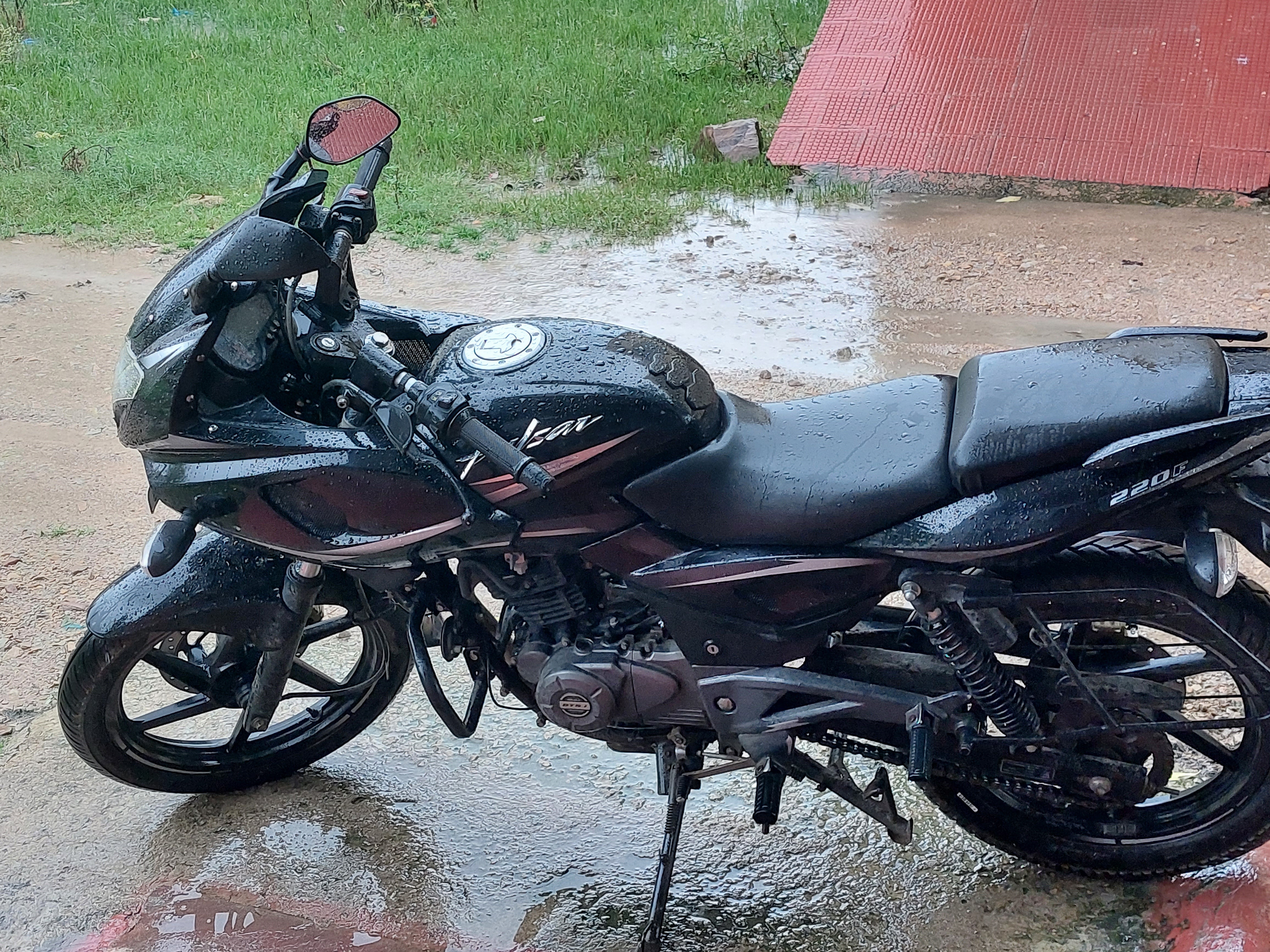 Pulsar 220 deals price 2015 model