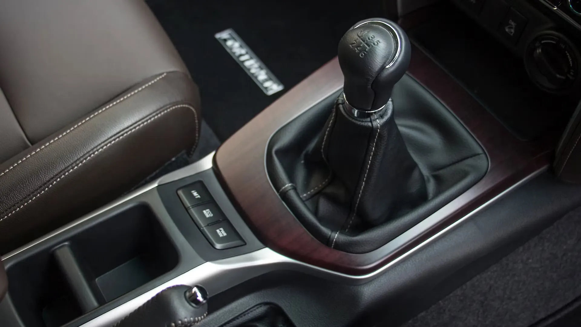 Fortuner Gear Shifter/Gear Shifter Stalk Image, Fortuner Photos in