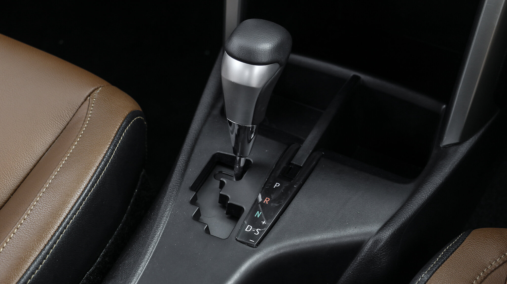 Innova Crysta Gear Shifter/Gear Shifter Stalk Image, Innova Crysta ...