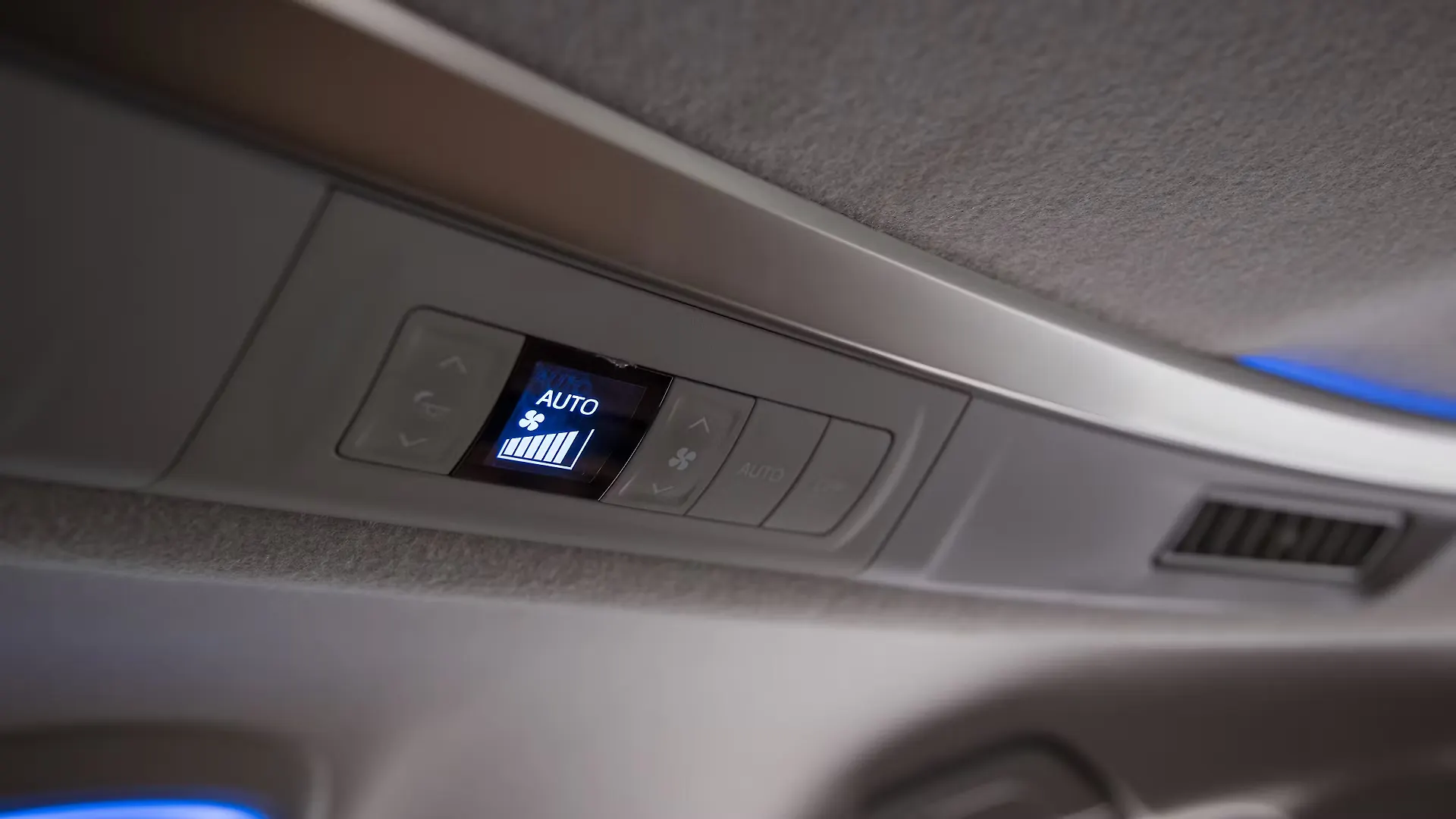 Innova Crysta [20162020] Second Row AC Controls Image, Innova Crysta