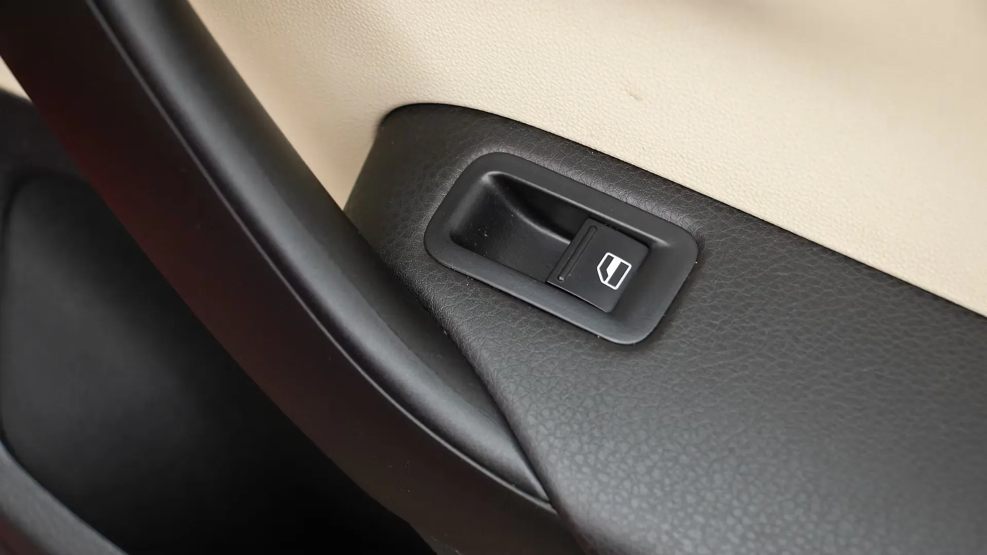 Vento Rear Power Window Switches Image, Vento Photos in India CarWale