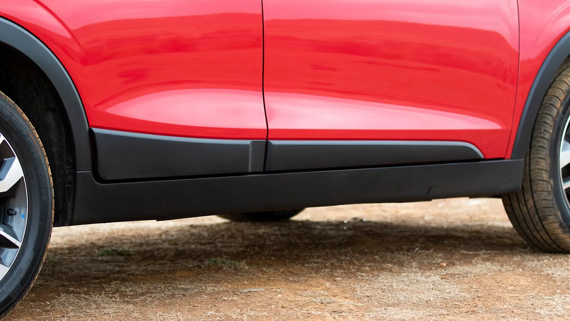 XUV300 Side Cladding Image, XUV300 Photos in India CarWale