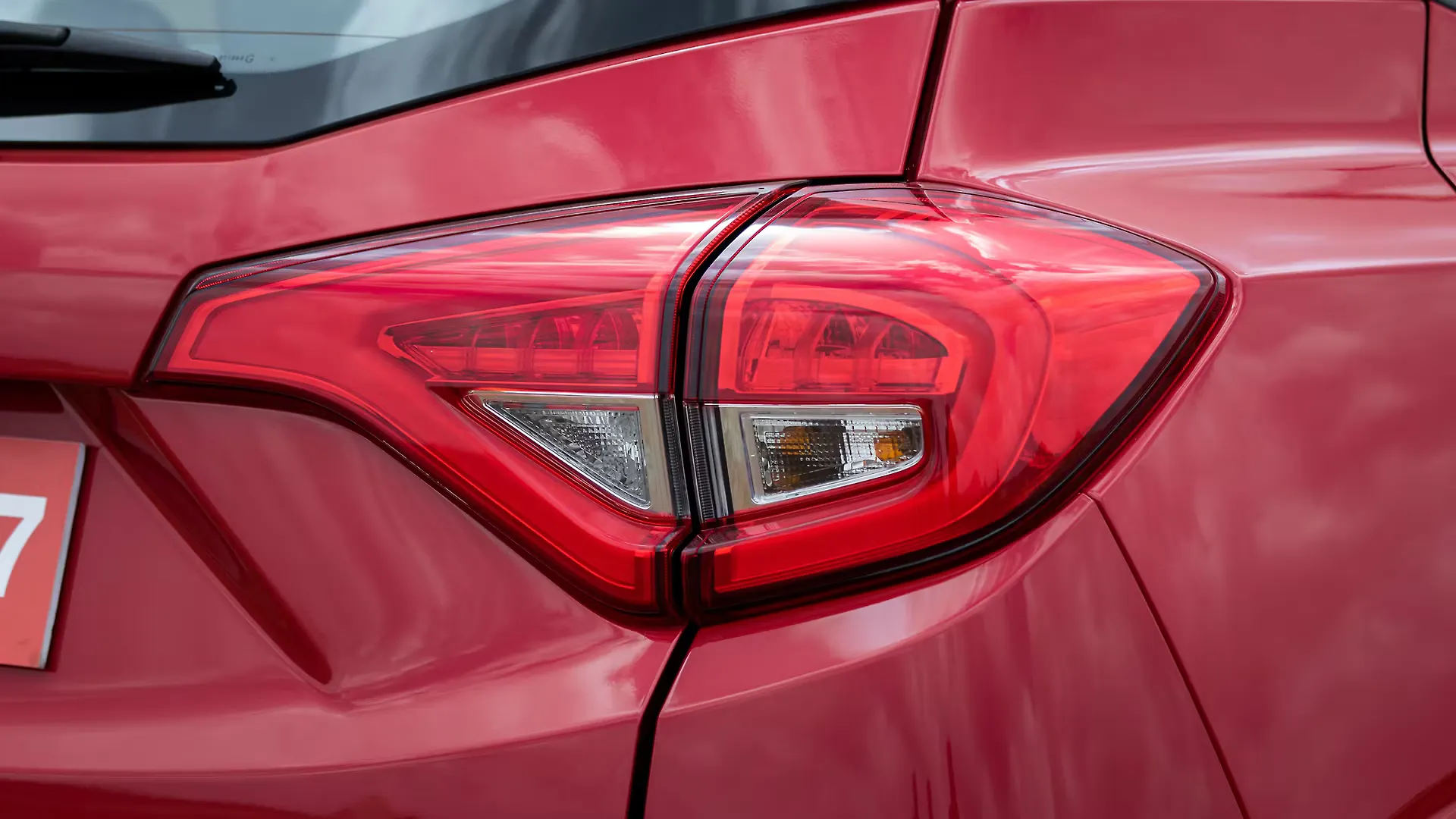 XUV300 Tail Light/Tail Lamp Image, XUV300 Photos in India CarWale