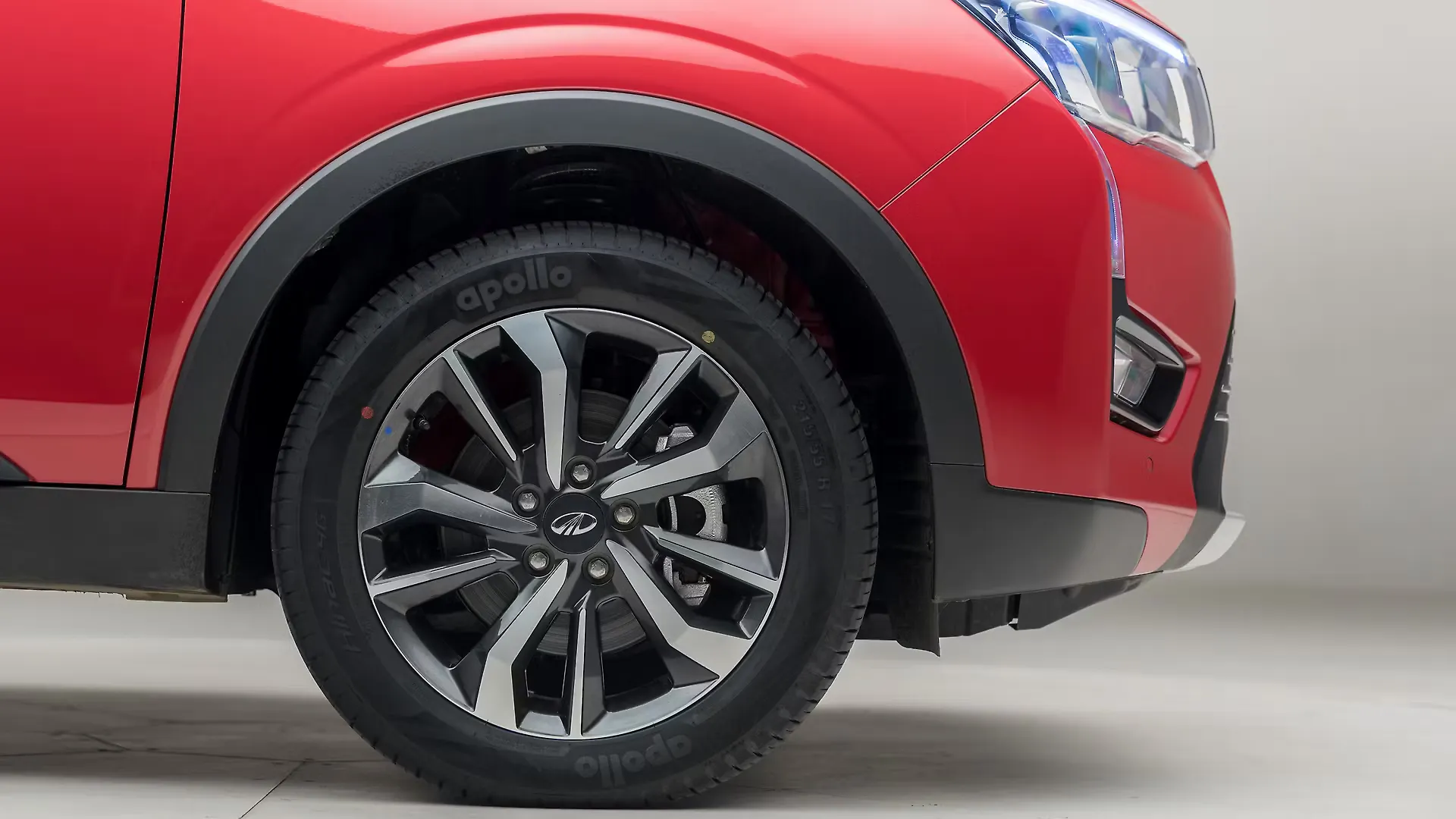 XUV300 Wheel Image, XUV300 Photos in India CarWale