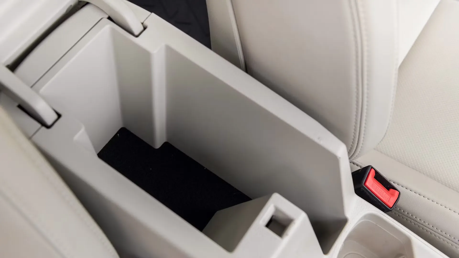 XUV300 Front Centre Arm Rest Storage Image, XUV300 Photos in India