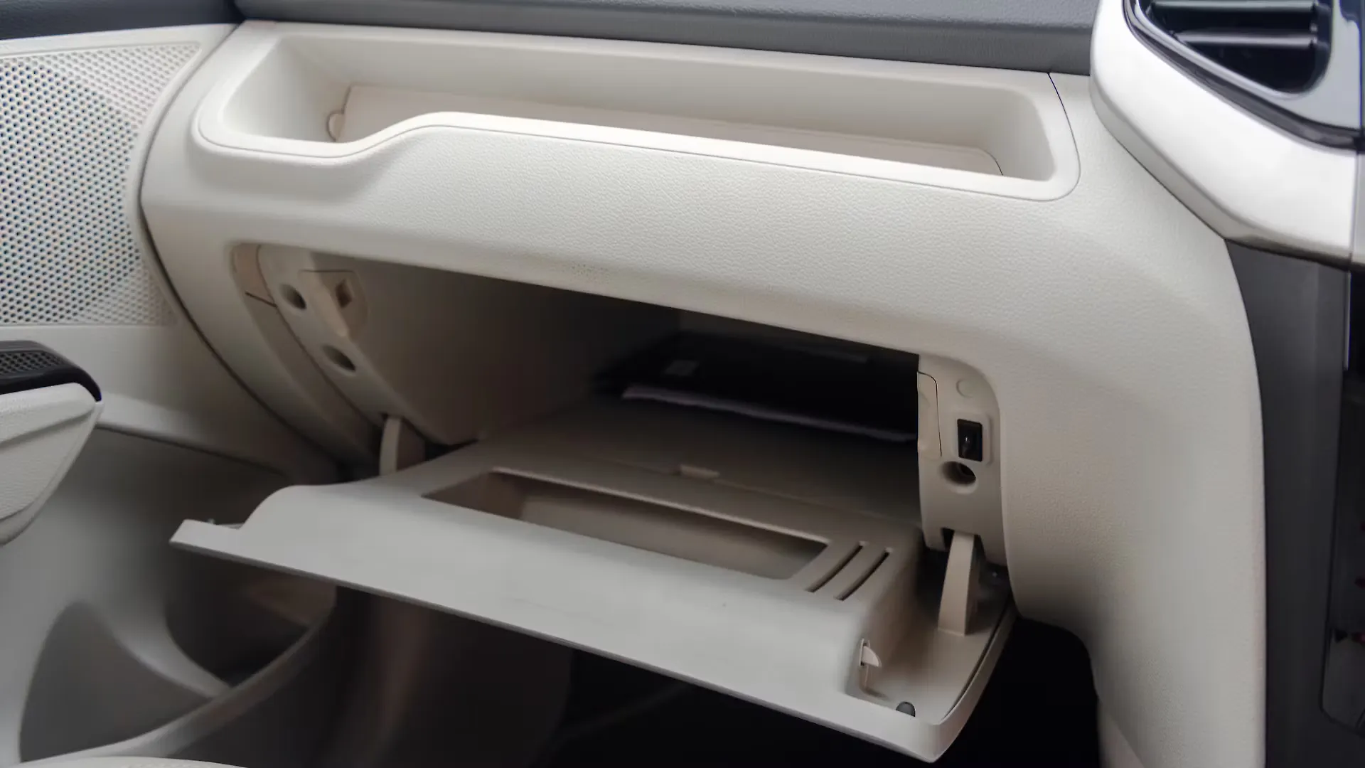 XUV300 Glove Box Image, XUV300 Photos in India CarWale