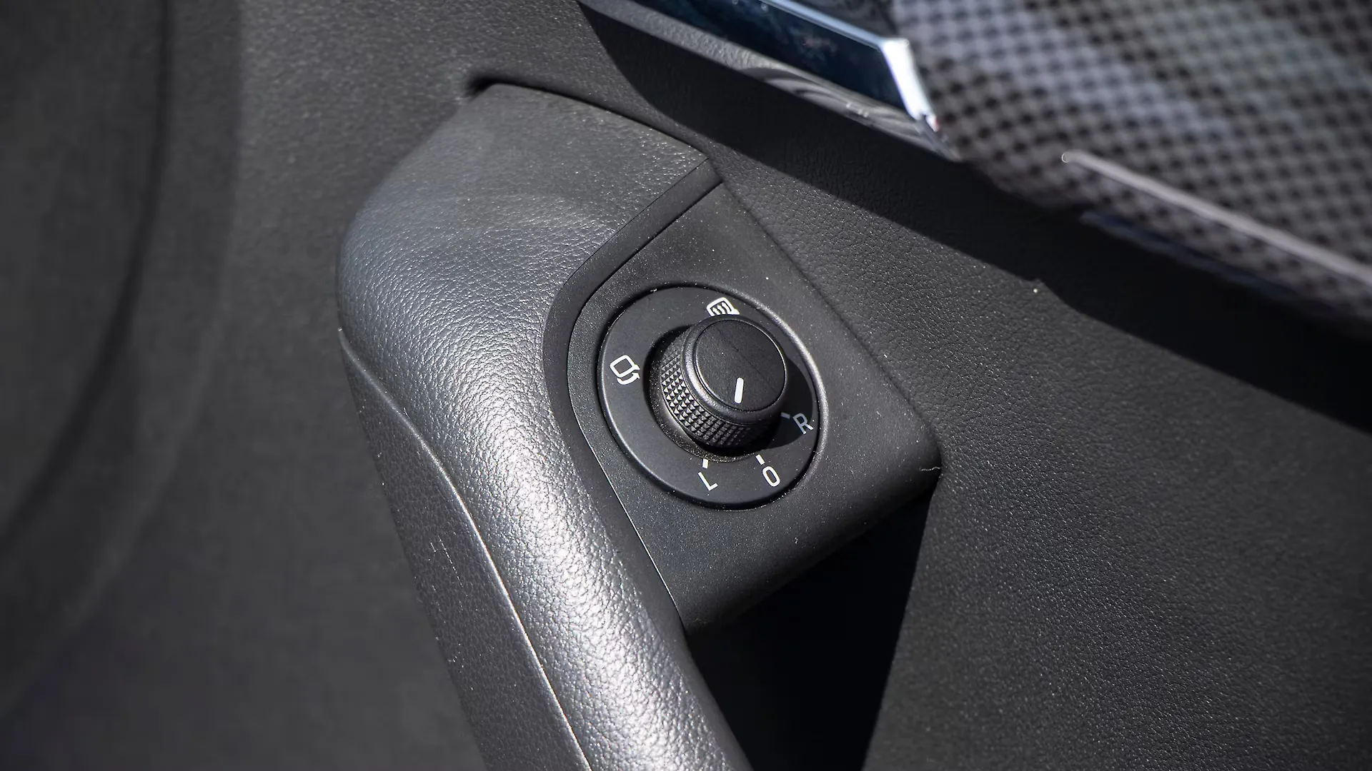 Octavia Outer Rear View Mirror ORVM Controls Image, Octavia Photos in India CarWale