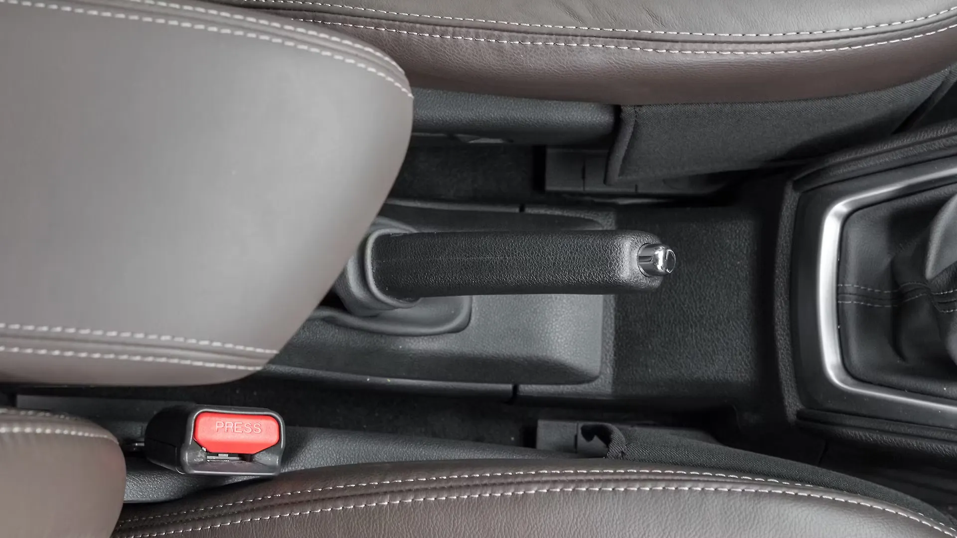 Kicks Parking Brake/Emergency Brake Image, Kicks Photos in India CarWale