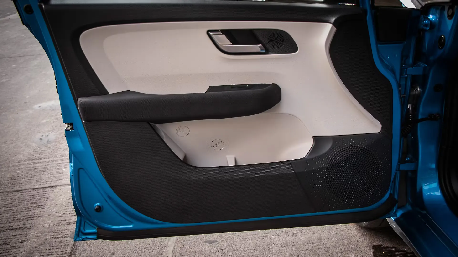 Altroz Front Left Door Pad Image, Altroz Photos in India CarWale