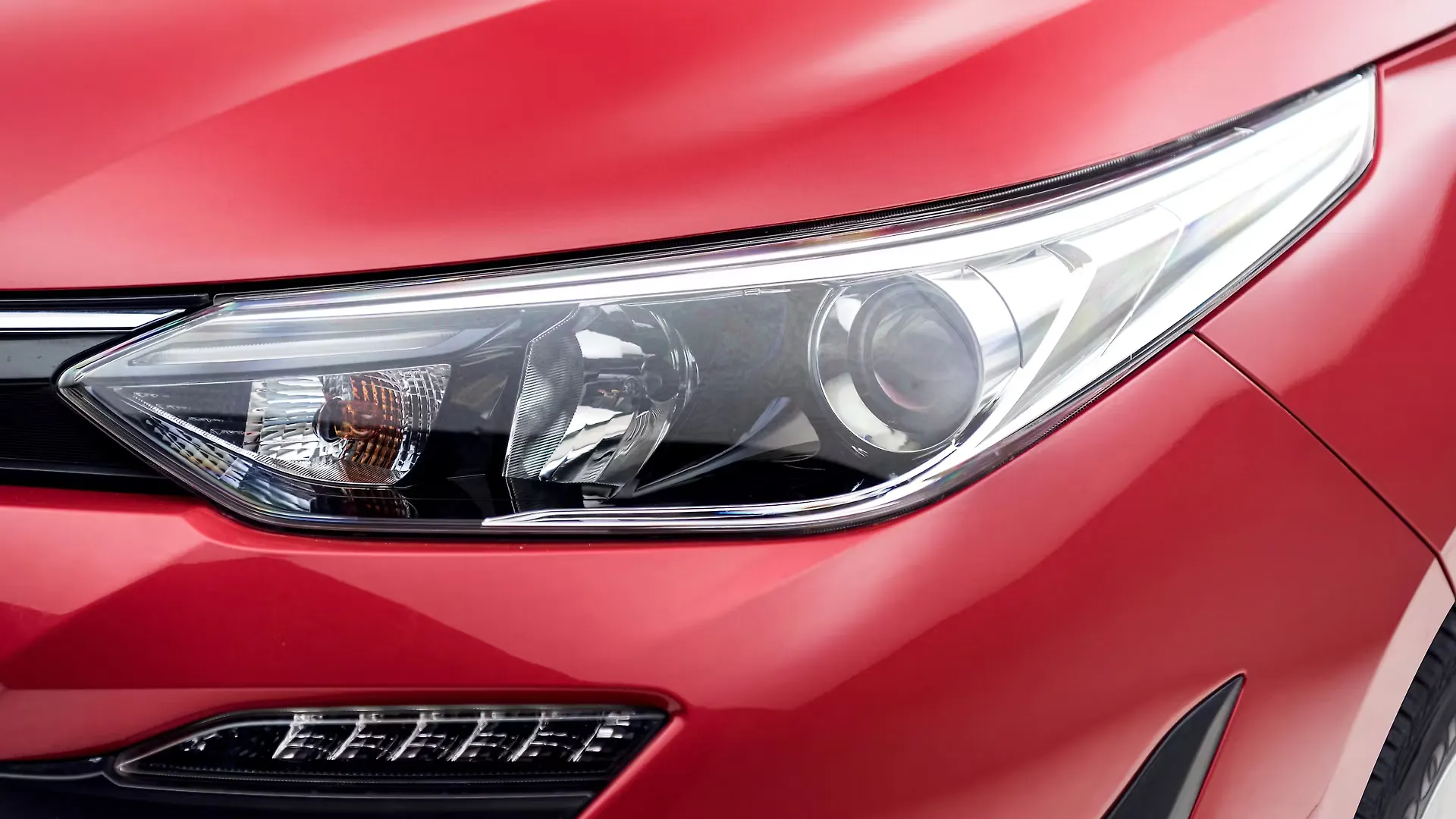 Yaris Headlight Image, Yaris Photos in India - CarWale