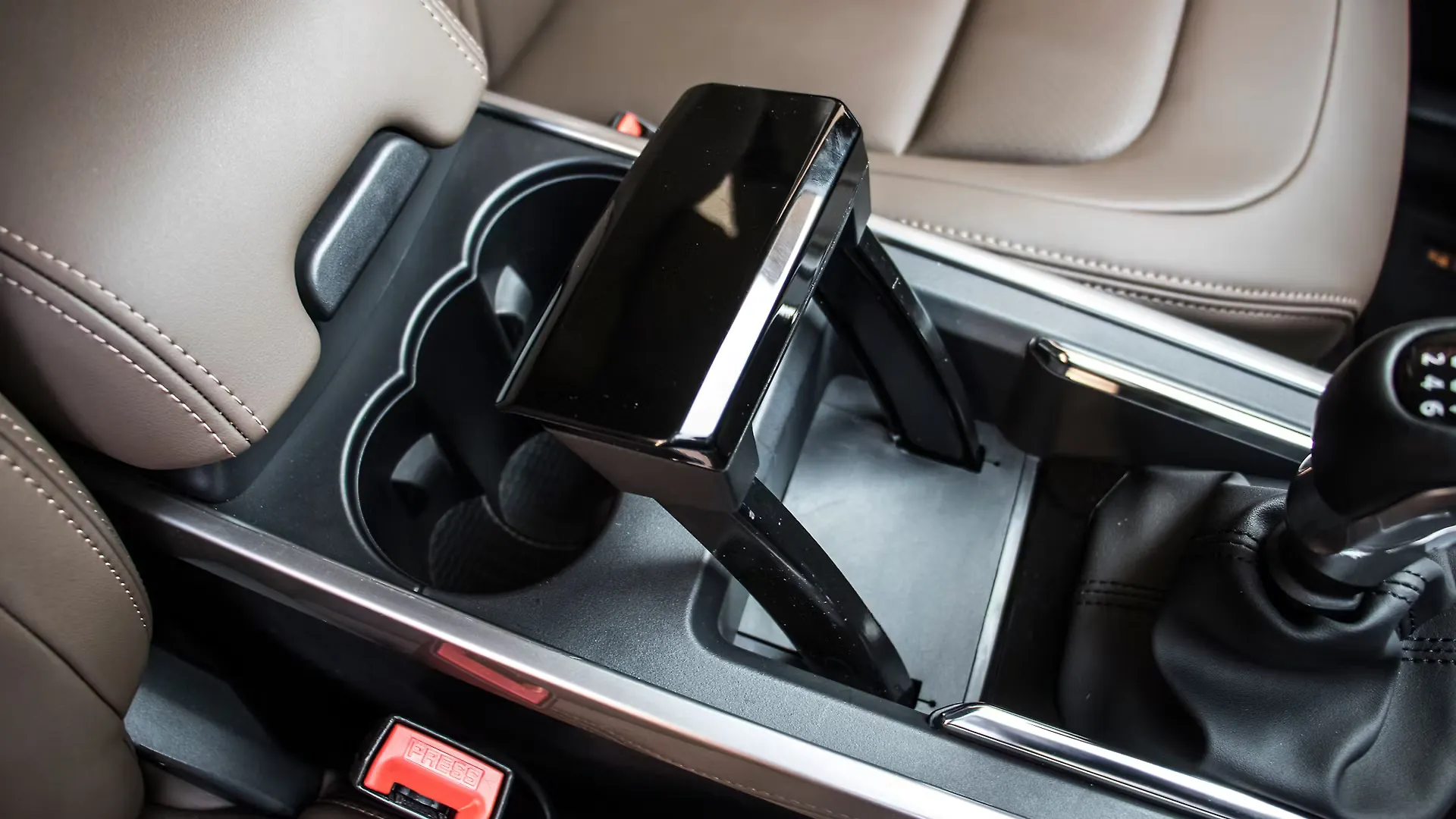 Harrier Parking Brake/Emergency Brake Image, Harrier Photos in India CarWale