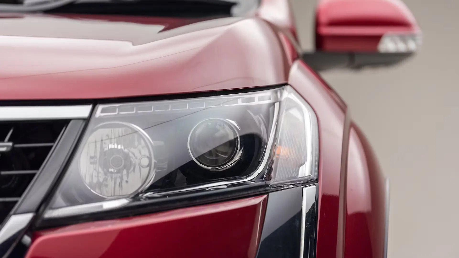 XUV500 Headlight Image, XUV500 Photos in India CarWale