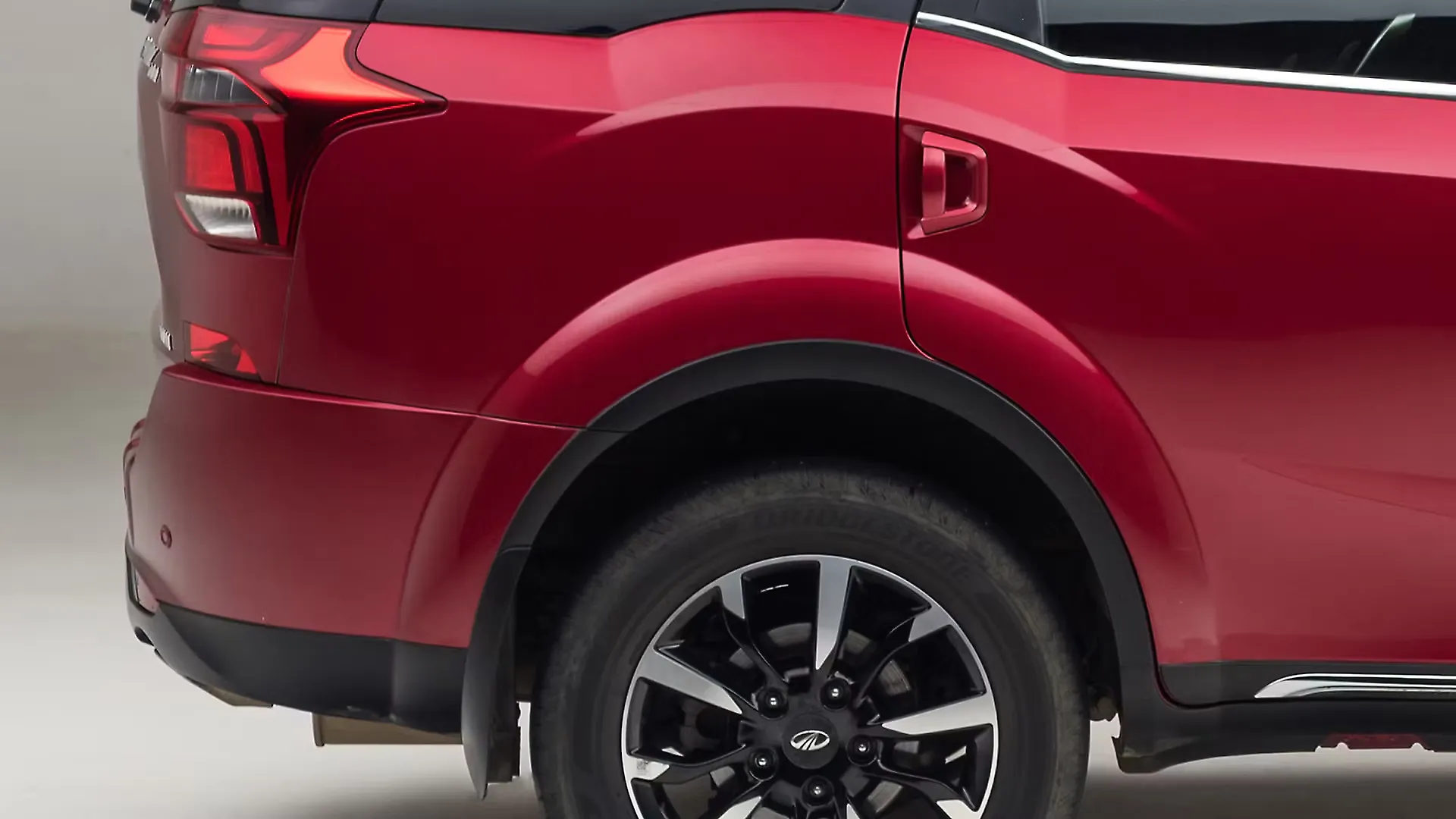 XUV500 Rear Fender Image, XUV500 Photos in India CarWale