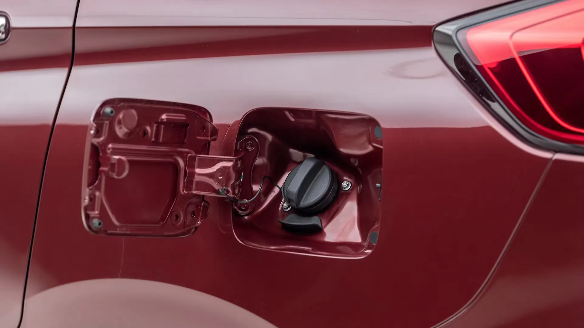 Ertiga Open Fuel Lid Image, Ertiga Photos in India CarWale