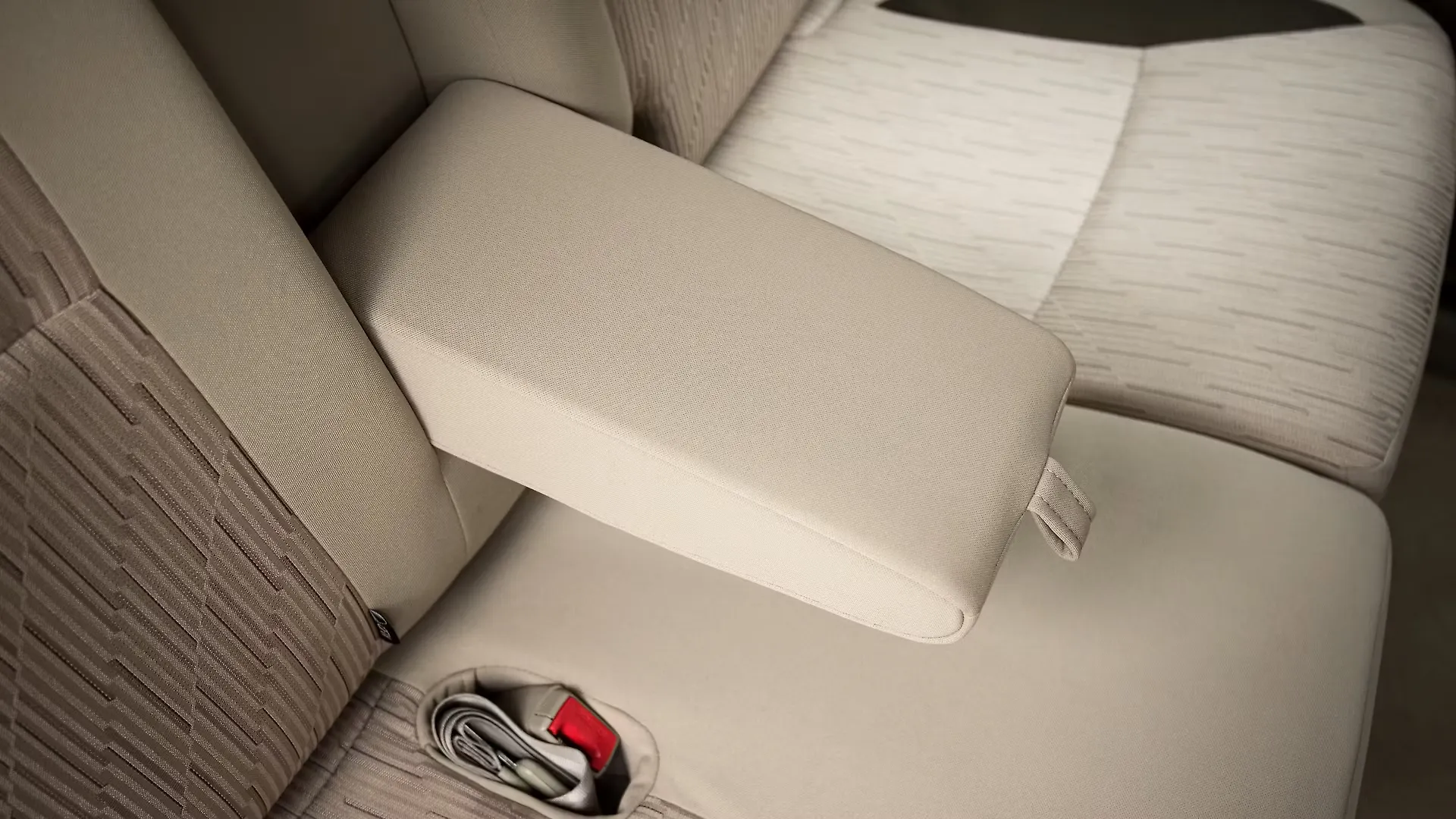 Ertiga Second Row Centre Arm Rest Image, Ertiga Photos in India CarWale