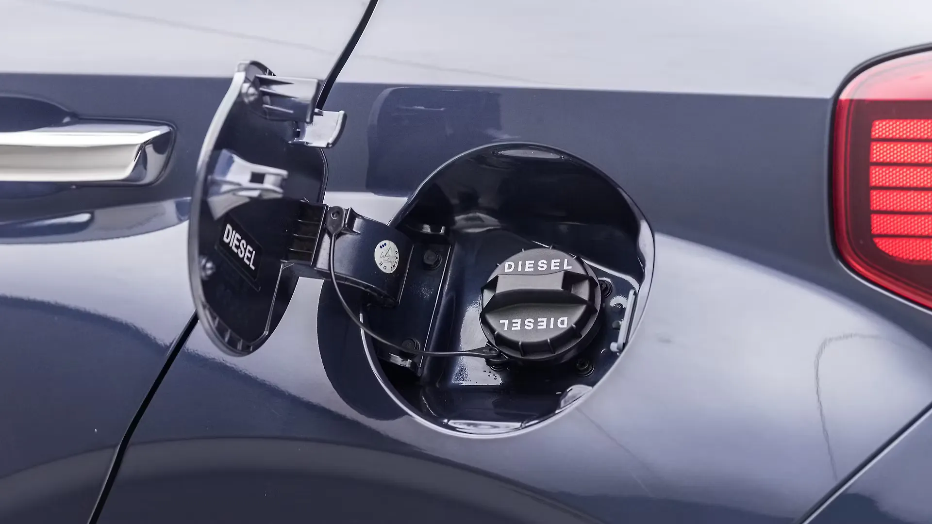 Venue Open Fuel Lid Image, Venue Photos in India - CarWale