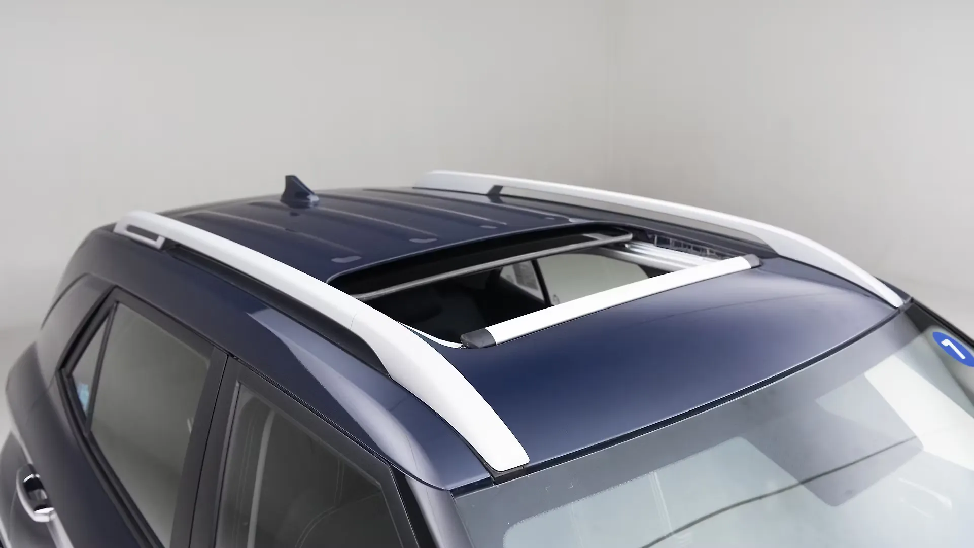 Venue Sunroof/Moonroof Image, Venue Photos in India CarWale