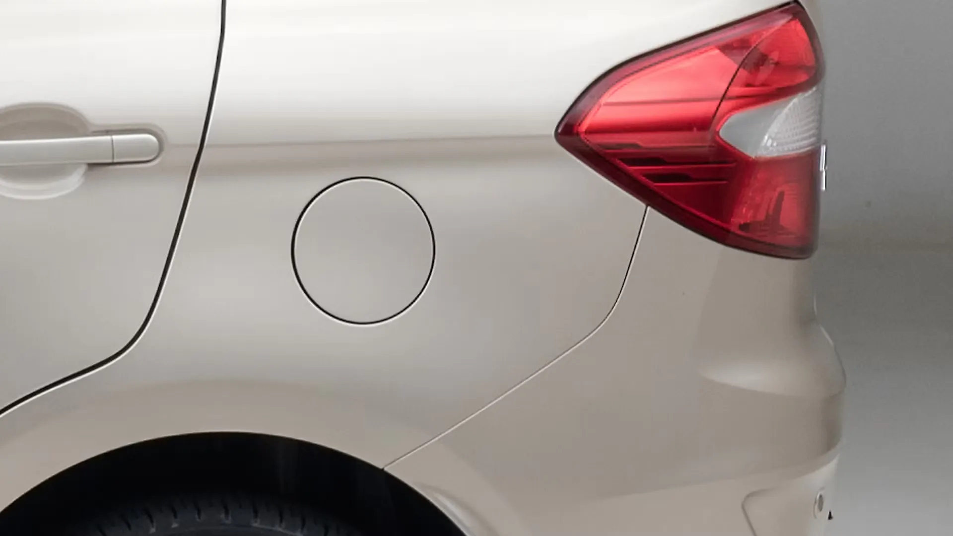 Aspire Closed Fuel Lid Image, Aspire Photos in India CarWale