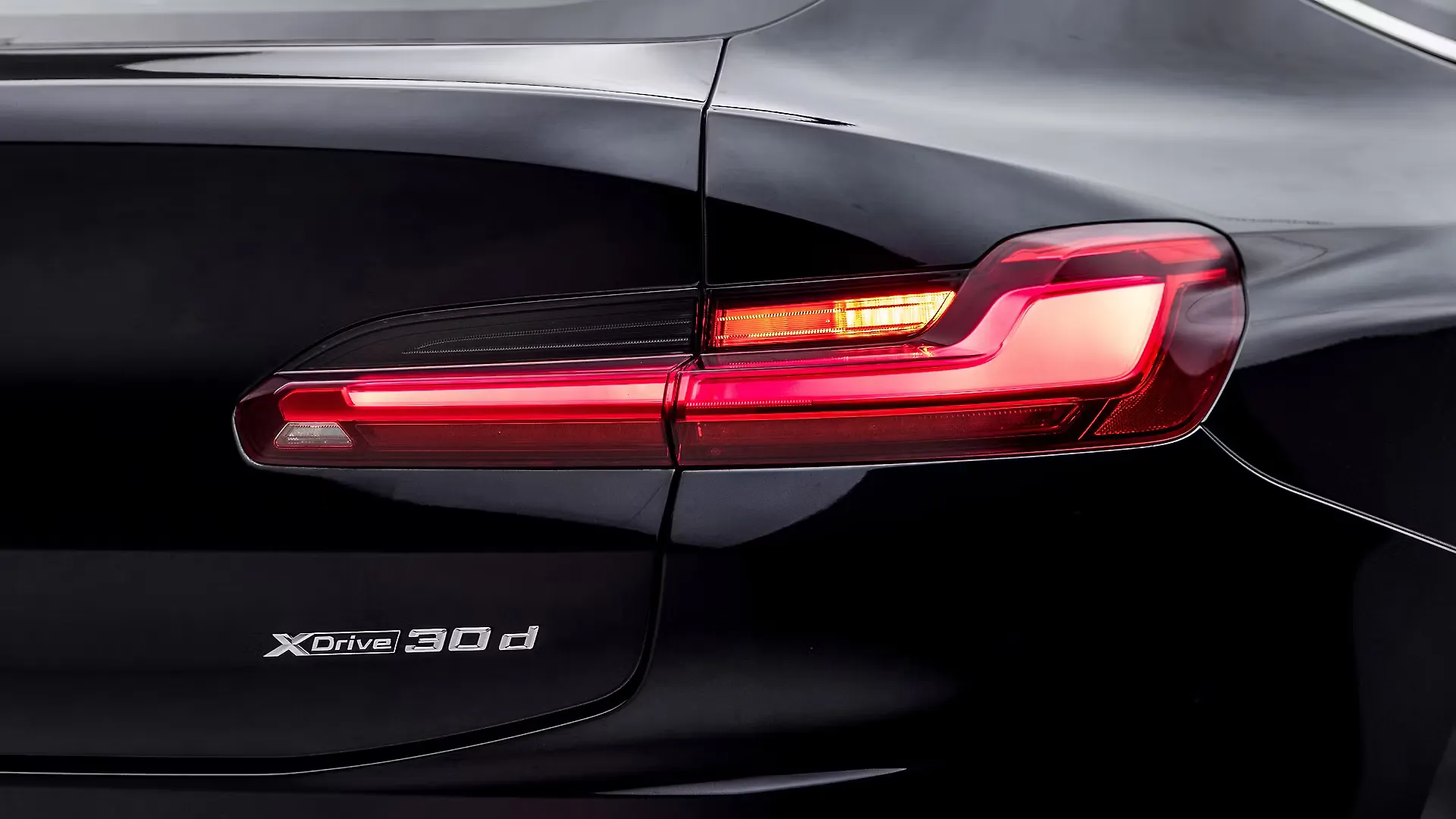 X4 Tail Light/Tail Lamp Image, X4 Photos in India CarWale