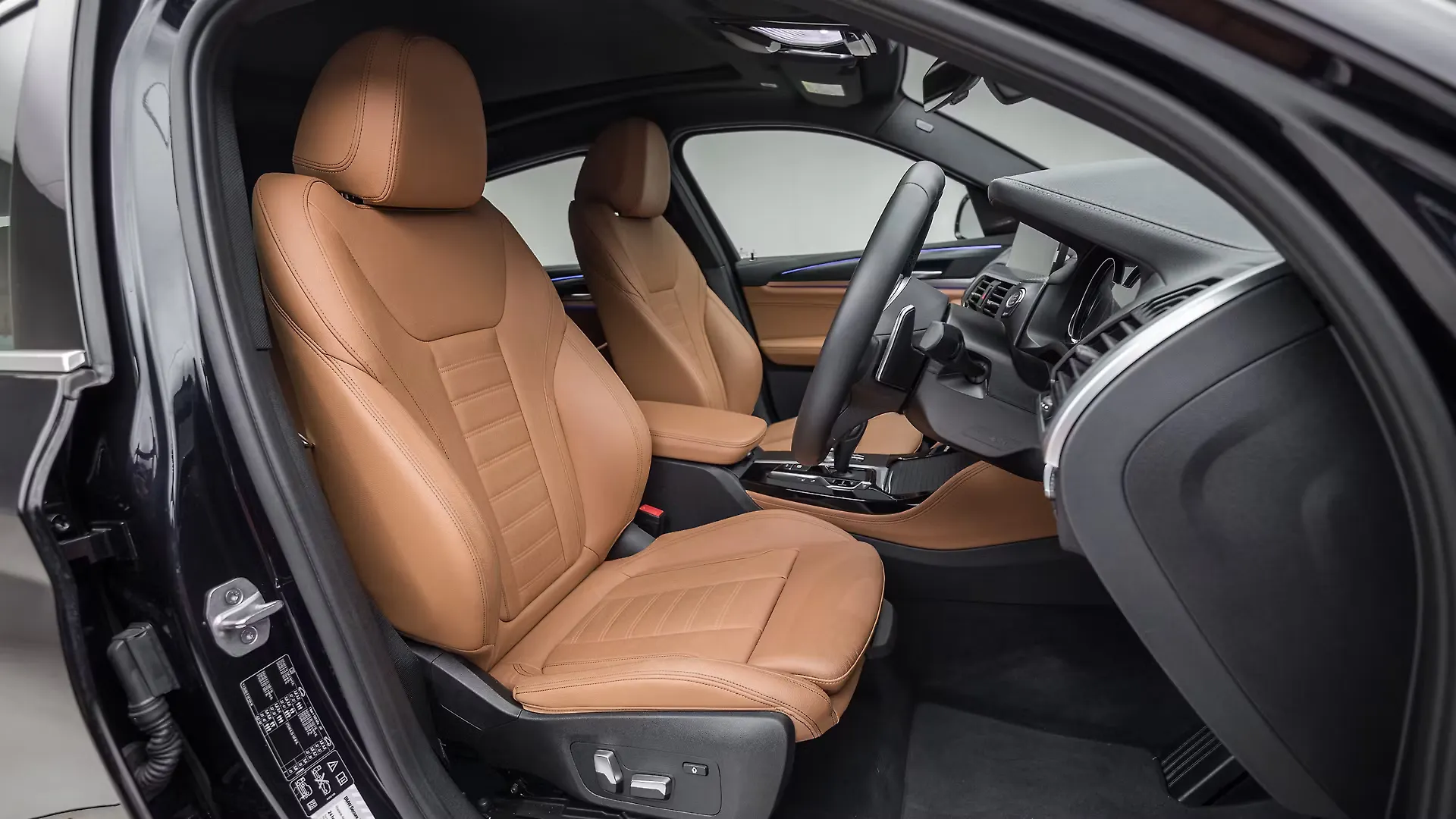 X4 Front Row Seats Image, X4 Photos in India CarWale