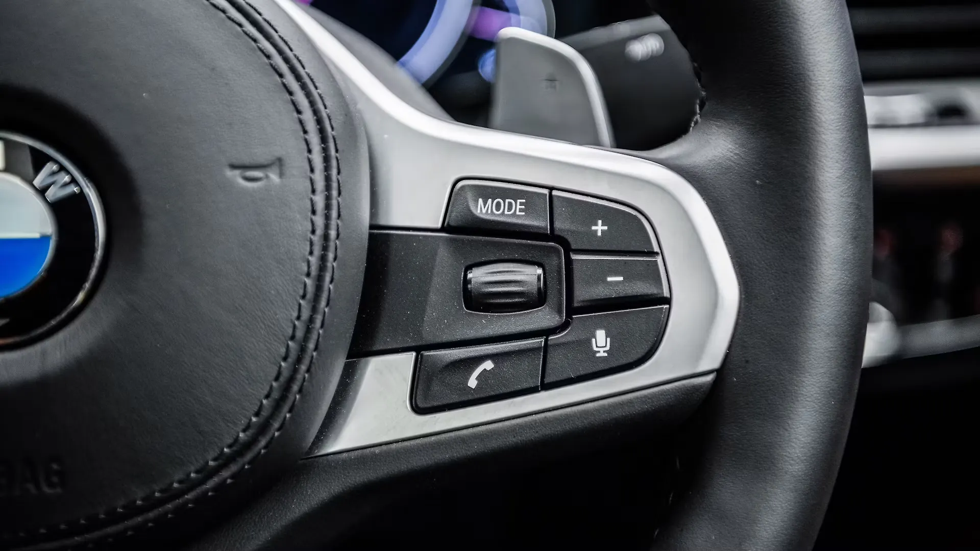 X4 Right Steering Mounted Controls Image, X4 Photos in India CarWale