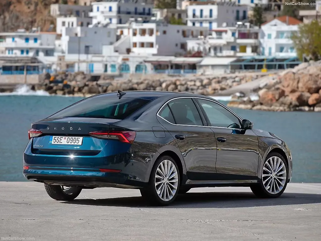 New Octavia Rear View Image, New Octavia Photos in India - CarWale