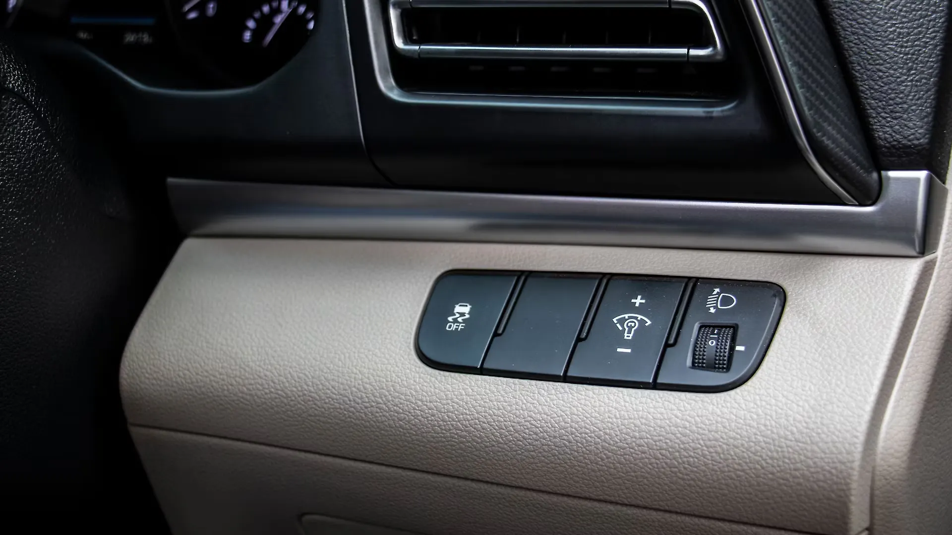 Elantra Dashboard Switches Image, Elantra Photos in India CarWale