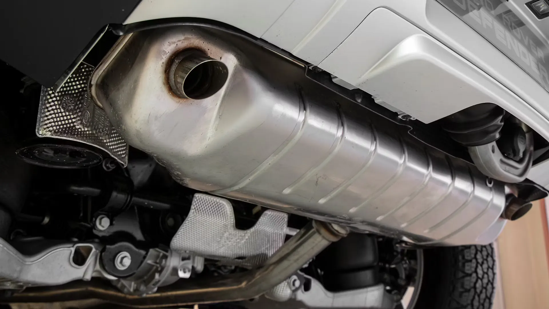 Defender Exhaust Pipes Image, Defender Photos in India CarWale