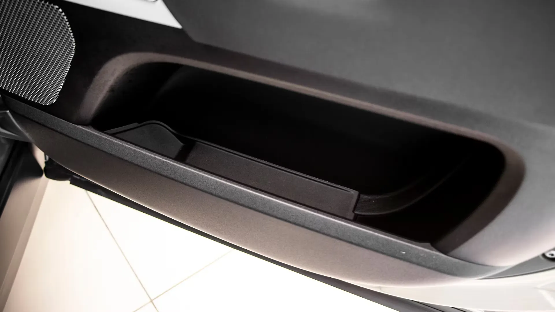 Defender Driver Side Front Door Pocket Image, Defender Photos in India