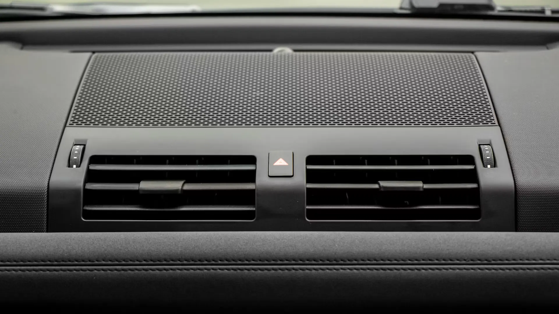 Defender Front Centre Air Vents Image, Defender Photos in India CarWale