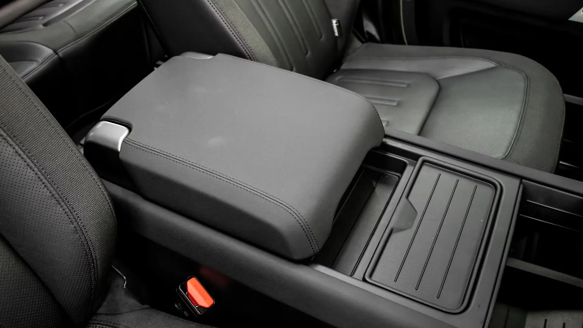 Defender Front Centre Arm Rest Image, Defender Photos in India CarWale
