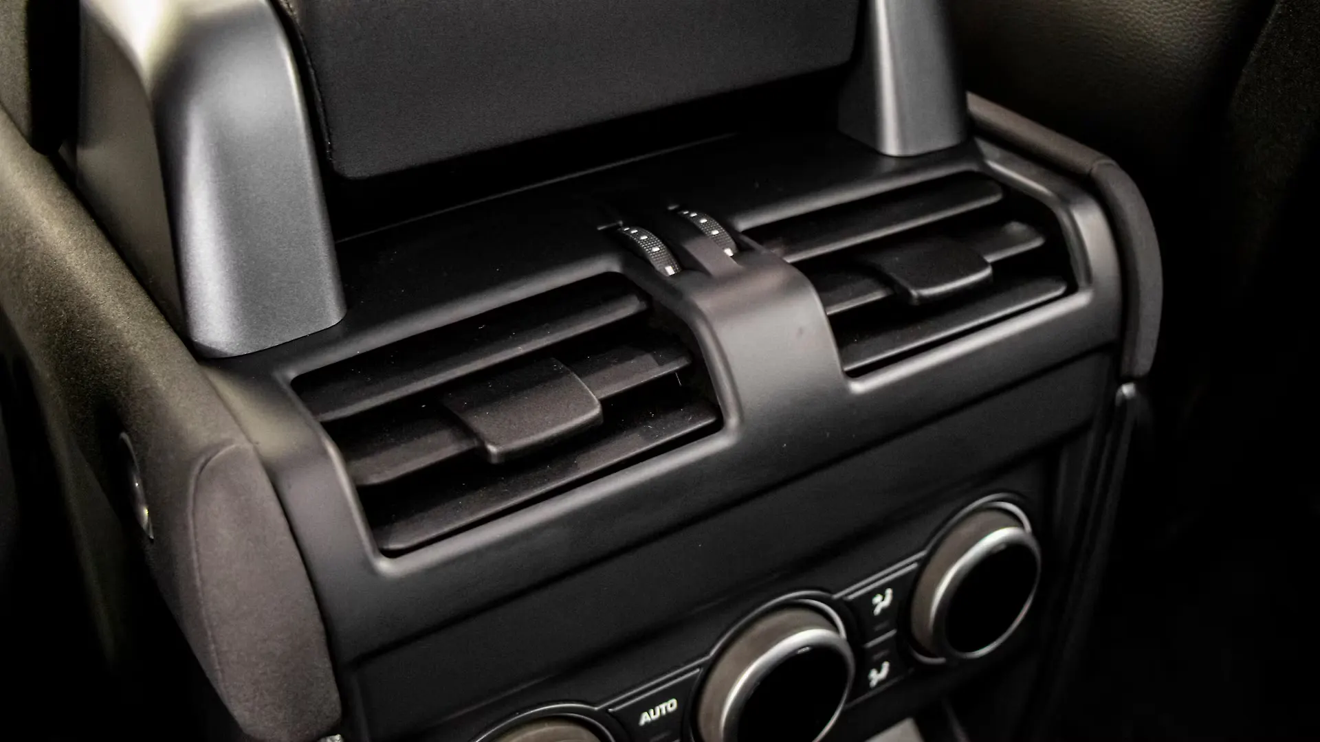 Defender Second Row Air Vent Image, Defender Photos in India CarWale