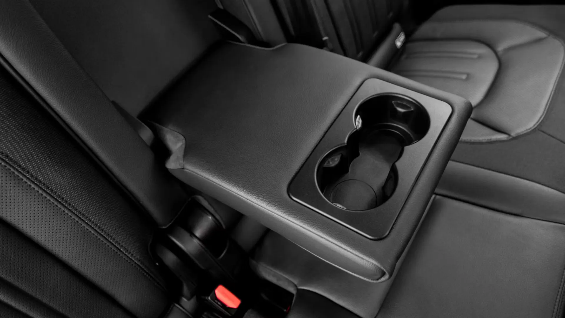 Defender Second Row Cup Holders Image, Defender Photos in India CarWale