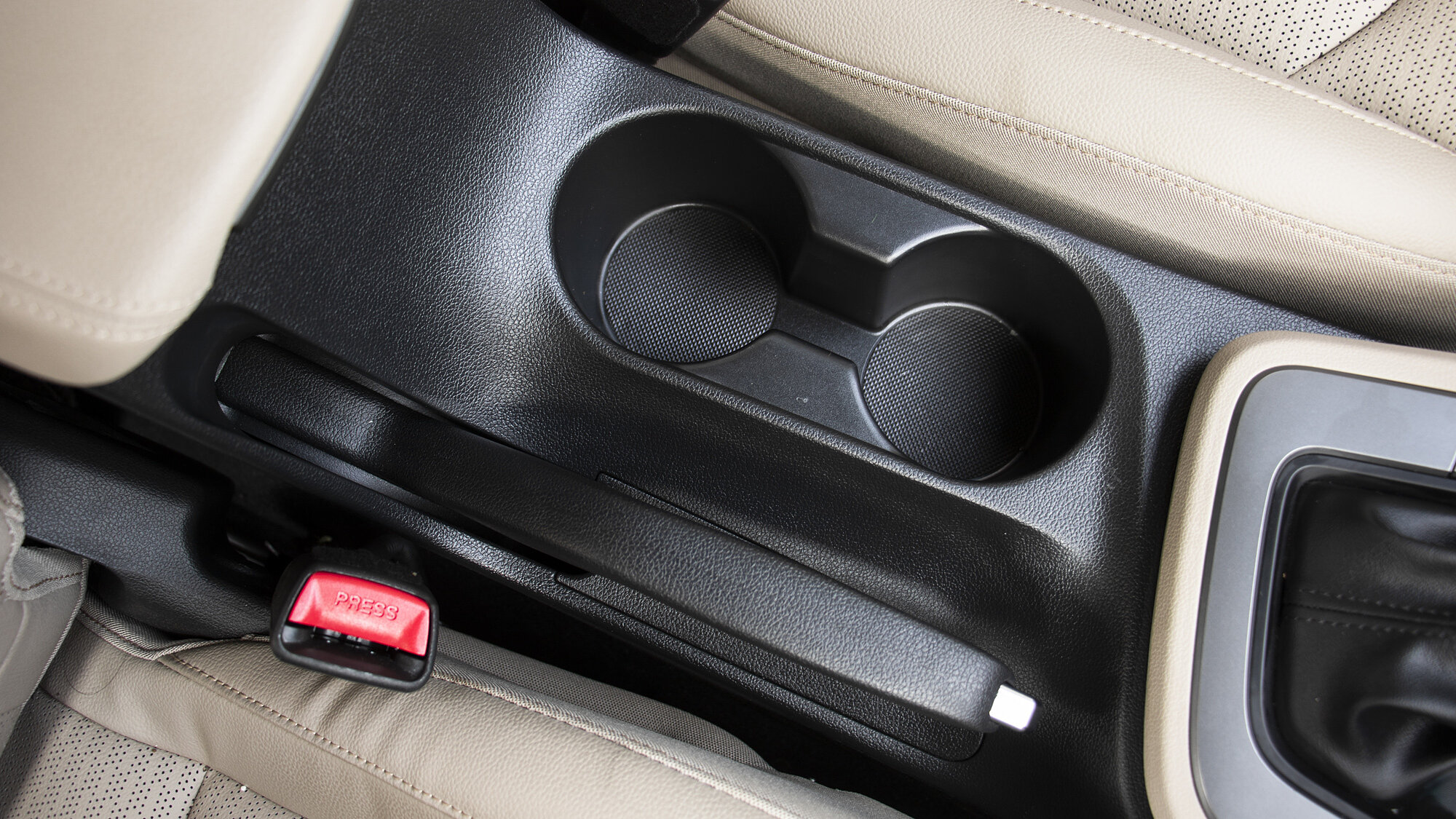 Elantra Cup Holder Image, Elantra Photos in India CarWale