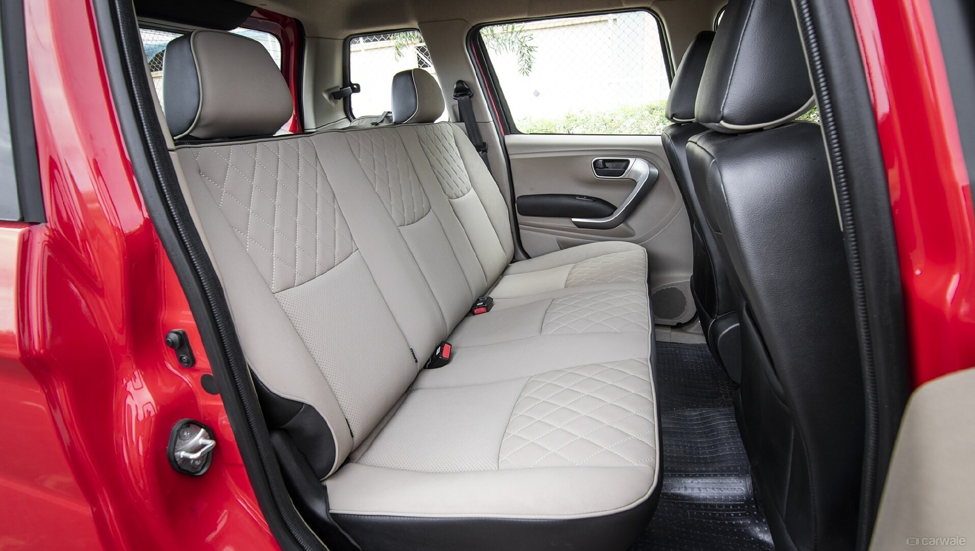 TUV300 Rear Seat Space Image, TUV300 Photos in India - CarWale