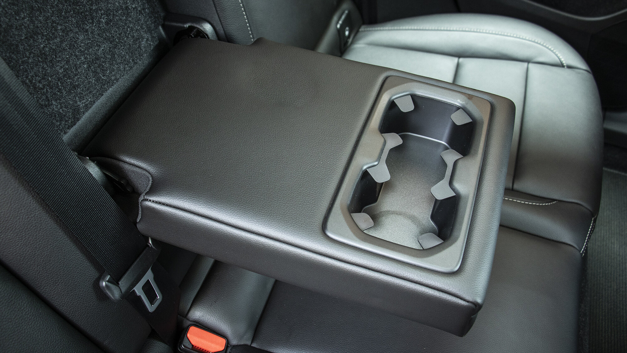 XC40 Cup Holder Image, XC40 Photos in India - CarWale