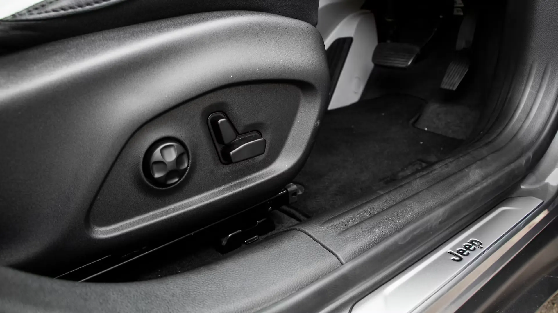 Compass FrontSeats Image, Compass Photos in India CarWale