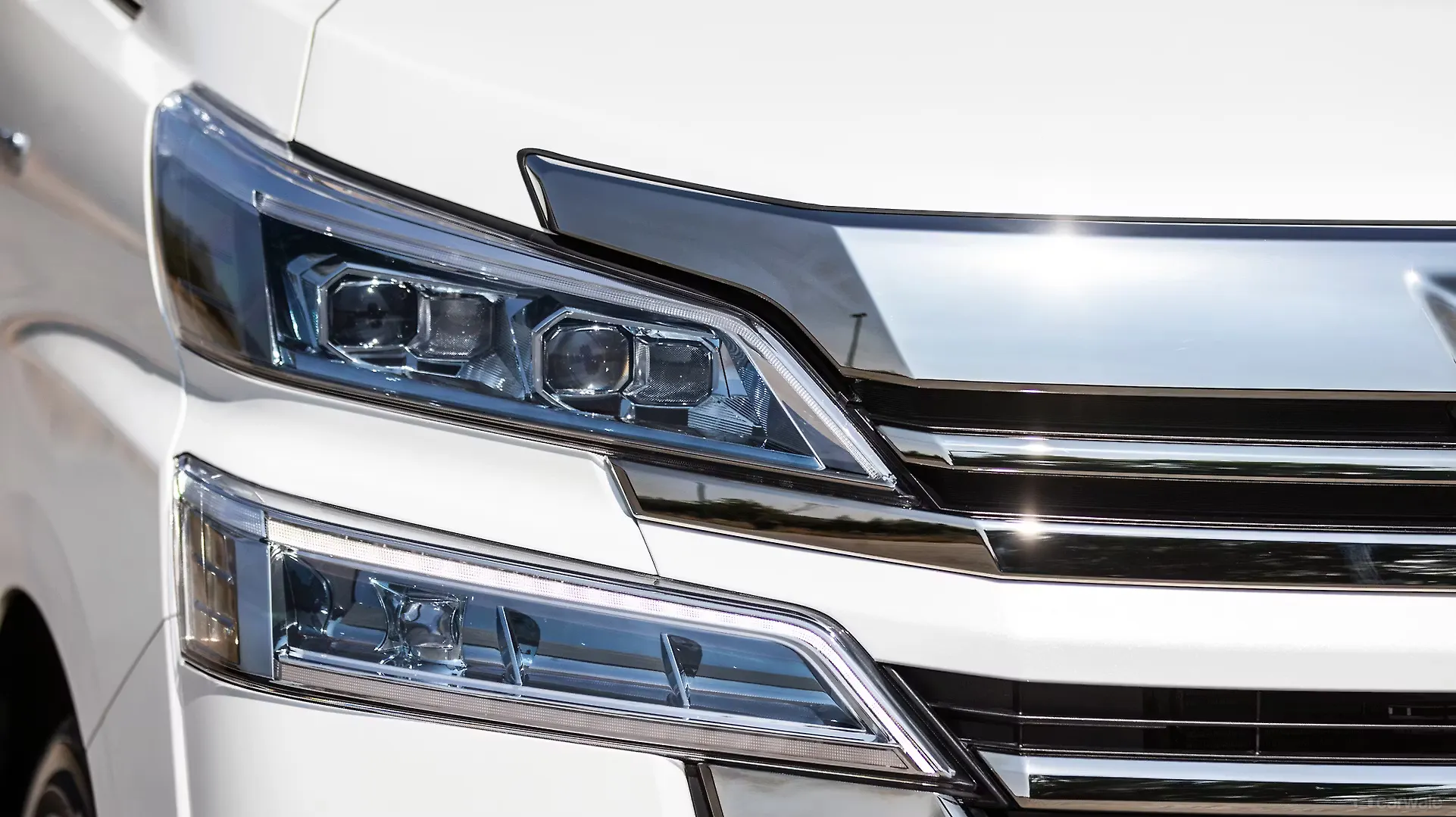 Vellfire Headlamps Image, Vellfire Photos in India CarWale