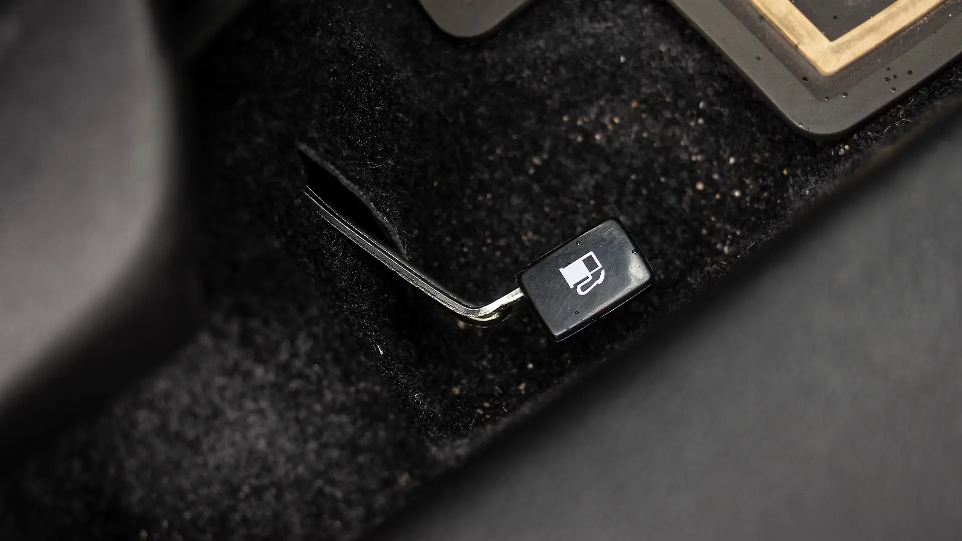 SCross Boot Release Lever/Fuel Lid Release Lever Image, SCross Photos